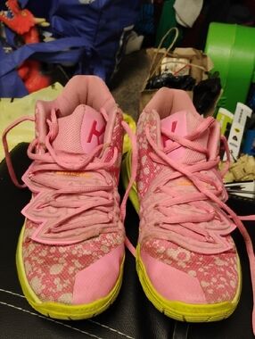NIKE KYRIE 5 PATRICK STAR SNEAKERS GOOD CONDITION